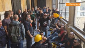Ex Ilva, i lavoratori occupano la Prefettura di Genova