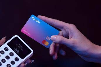 Revolut down, oggi blocco totale. La banca: “Soldi sono al sicuro”