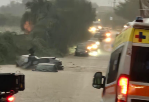 Maltempo estremo a Pomezia, via di Pratica un fiume di fango: auto sommerse vicino a Villa Grant e pendolari in ostaggio