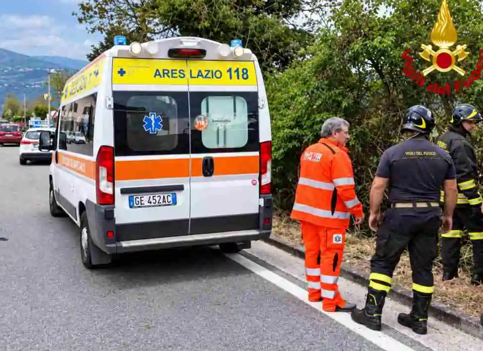 Viterbo – Tre auto si scontrano sulla Cassia Sud, una si cappotta e il conducente rimane incastrato tra le lamiere