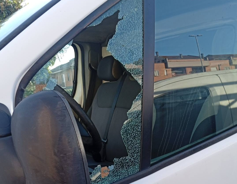 Vetri in frantumi e auto saccheggiate tra via Garbini e il Carmine: è allarme raid a Viterbo