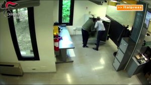 Rapinò una banca nel ferrarese, arrestato a Brindisi un membro della banda