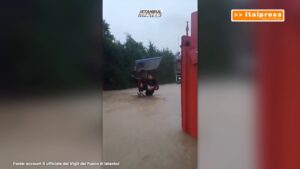 Turchia, Vigili del Fuoco al lavoro a Istanbul dopo piogge torrenziali