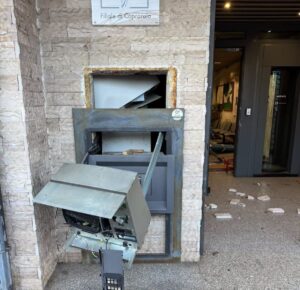 Boato all’alba a Caprarola: banda sventra il bancomat della Banca Lazio Nord e fugge con 40mila euro