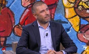 Di Battista in studio a DiMartedì: “Ho iniziato le terapie per il tumore, ci sono tutte le carte per guarire”