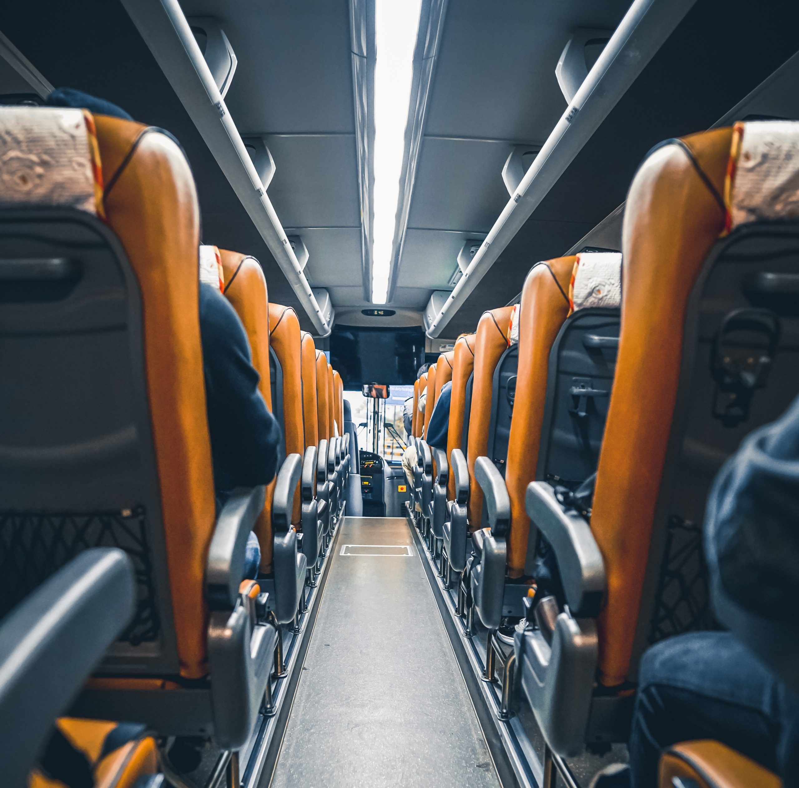 Roma – Positivo alla cocaina e ubriaco al volante del pullman per la gita dei bimbi: autista 40enne bloccato prima della partenza
