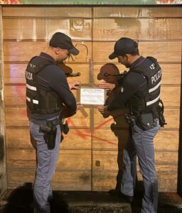 Roma – Prese di corrente con fili scoperti e prodotti chimici vicino ai cibi: sequestrato laboratorio di kebab a Largo Arenula