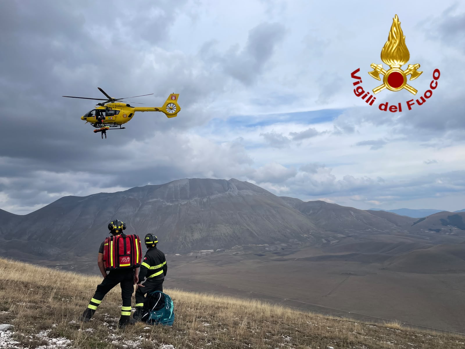 Terrore in volo a Castelluccio di Norcia: precipita con il parapendio, 50enne recuperata in elicottero