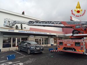 Raffiche di vento a Civitavecchia, crolla l’insegna di un negozio in via Terme di Traiano: sfiorato il dramma