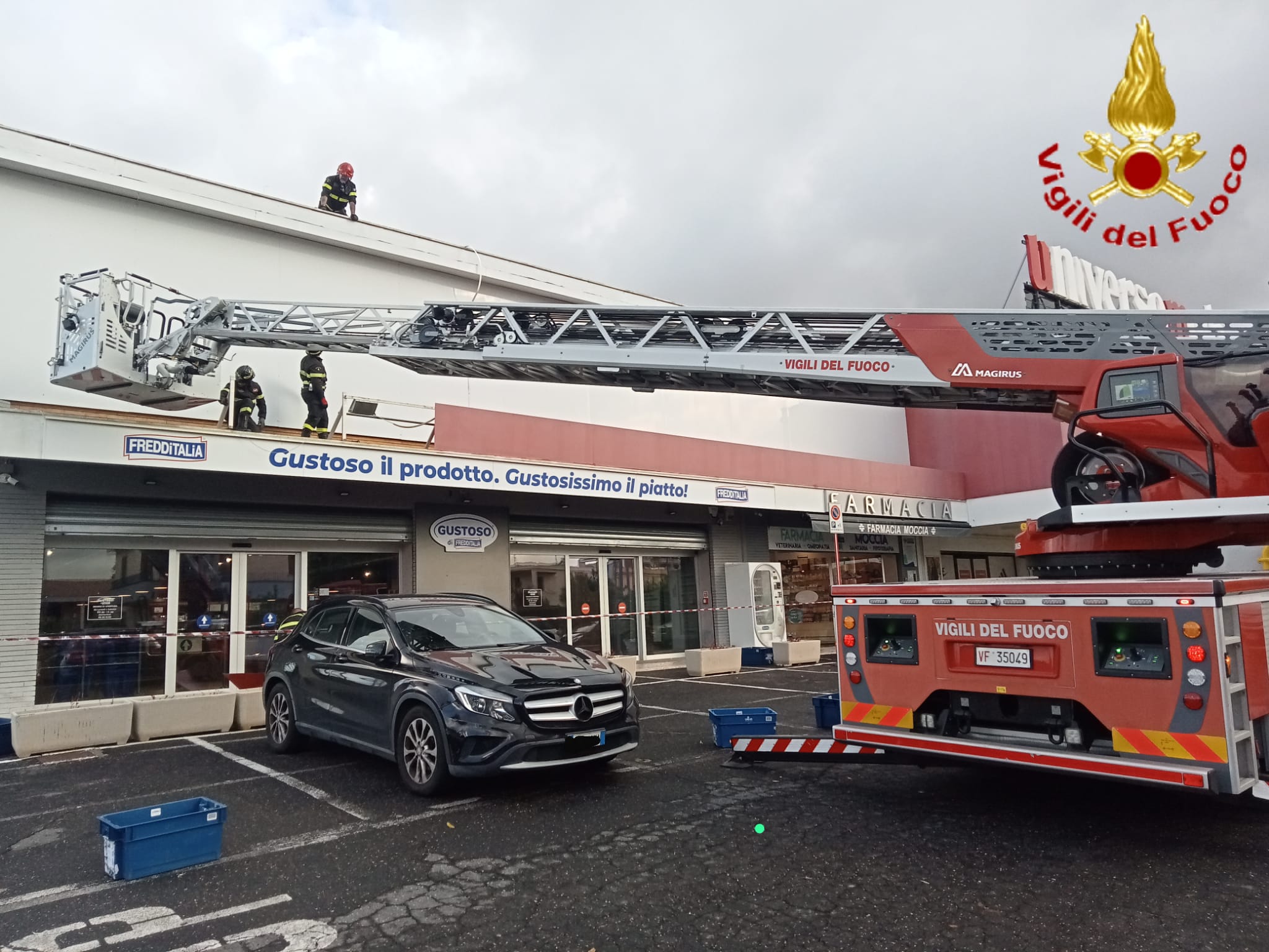 Raffiche di vento a Civitavecchia, crolla l’insegna di un negozio in via Terme di Traiano: sfiorato il dramma