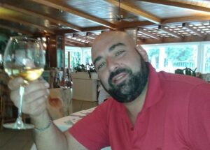 Cisterna – Accusa un malore e finisce con l’auto in un fossato: muore a 48 anni il commercialista Alessandro Coppetelli