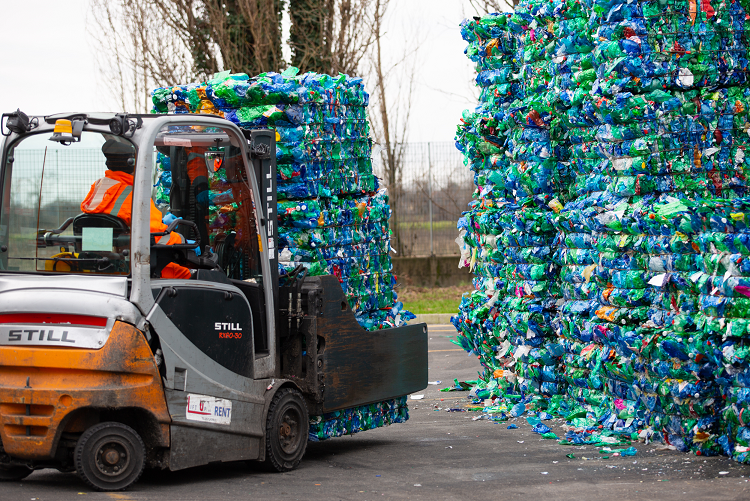 Cassonetti della plastica a rischio in mezzo Lazio: si ferma l’impianto di Sermoneta