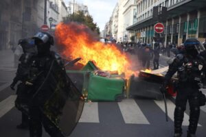 Proteste in tutta la Francia, arresti e tensioni con la polizia