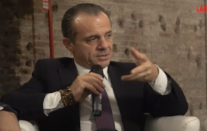 “Politica ostaggio dell’ideologia, serve un patto tra sindaci e imprese”: l’affondo di De Luca all’evento Confimprese