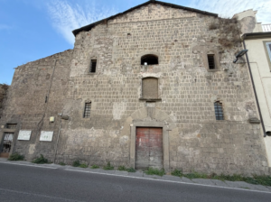 In vendita la Domus Dei di Viterbo: l’antico ospedale duecentesco in cerca di un nuovo futuro