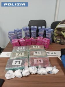 Ostia – Usava due macchine parcheggiate come deposito della droga: 28 kg di cocaina nascosti tra pianali e sedili (VIDEO)