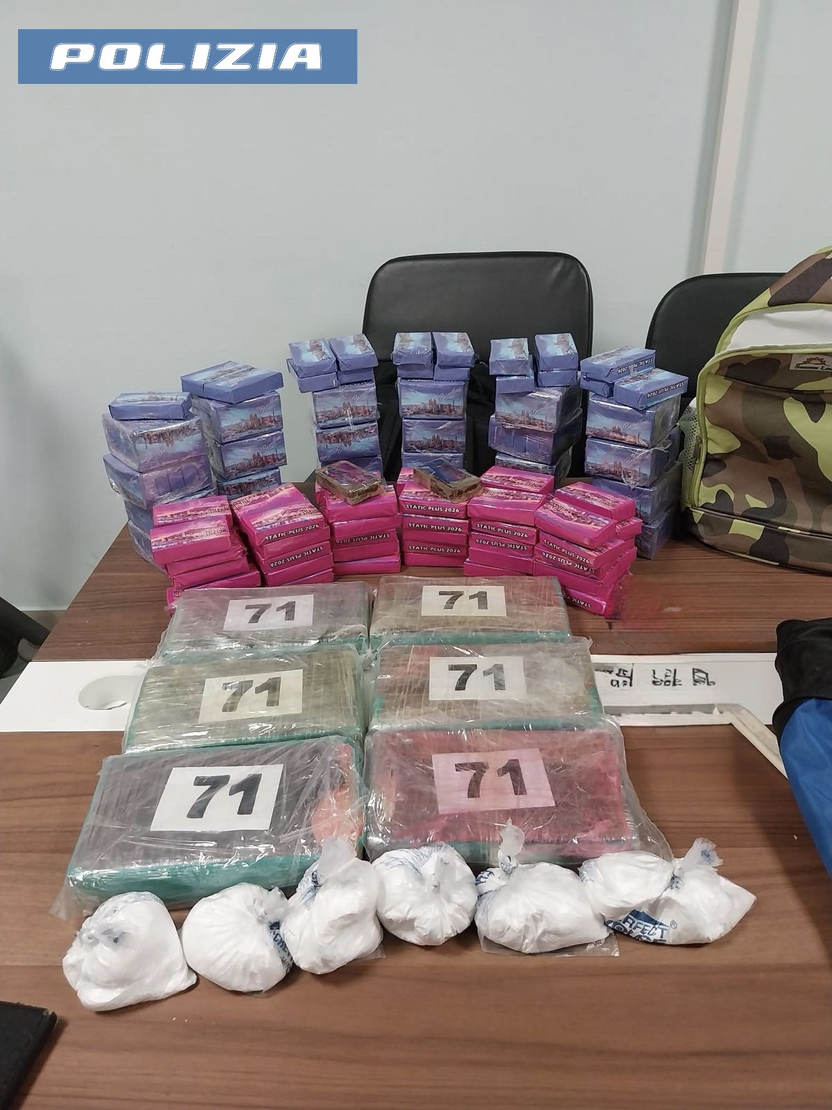 Ostia – Usava due macchine parcheggiate come deposito della droga: 28 kg di cocaina nascosti tra pianali e sedili (VIDEO)