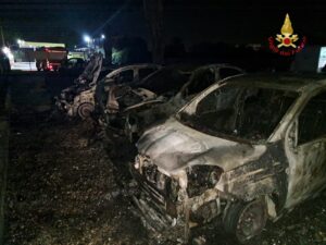 Roma, esplosione davanti a una casa e incendio in un concessionario: indaga la Squadra mobile