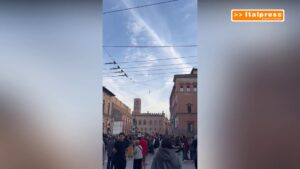 Pro-Pal, a Bologna funamboli sospesi a decine di metri per protesta