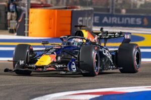 Verstappen trionfa a Singapore davanti a Leclerc e Antonelli