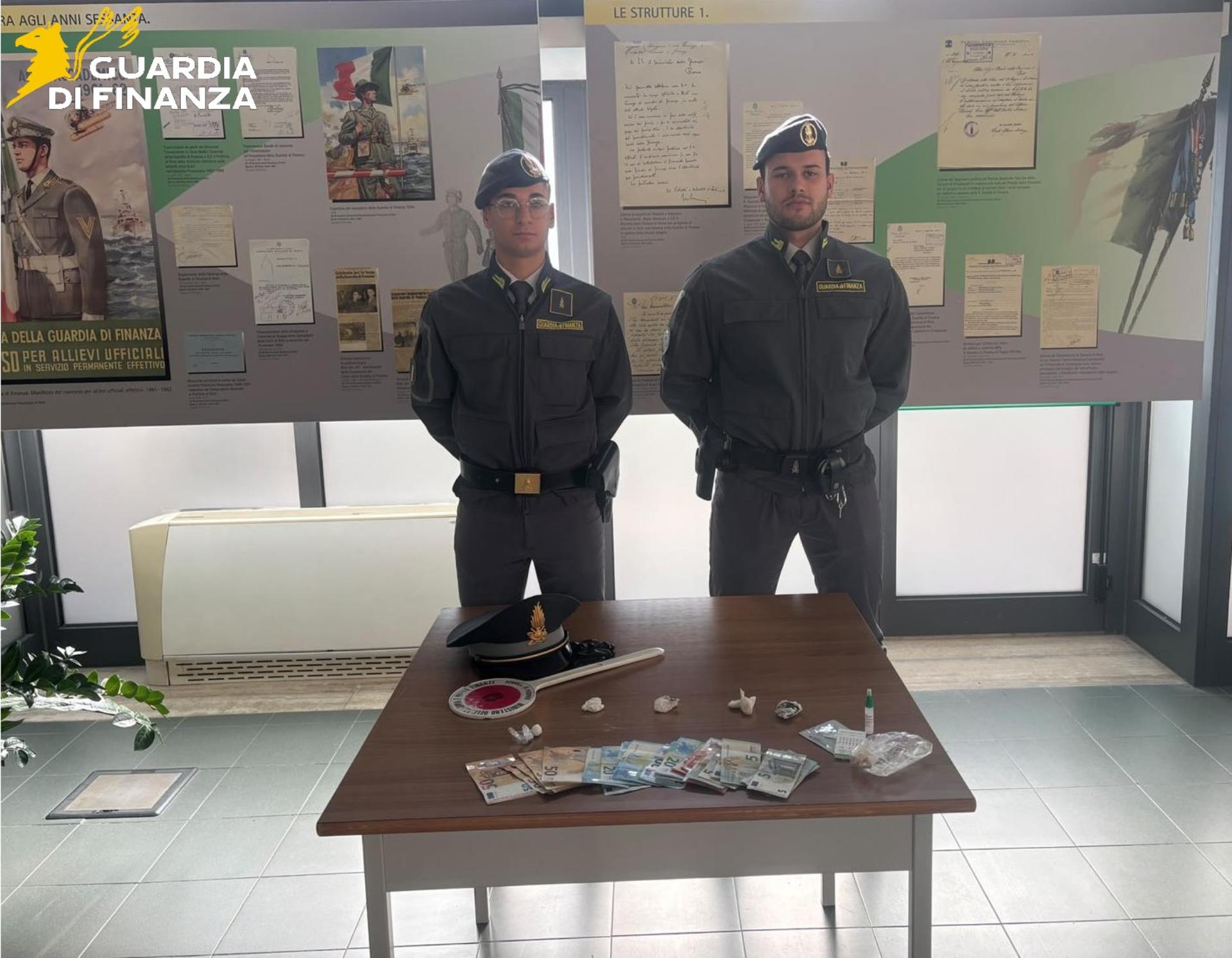 Droga al volante e spaccio in centro: blitz della Finanza a Rieti. Sequestrati contanti ed eroina, saltano tre patenti
