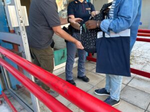 Roma – Controlli con il metal detector in una scuola del Casilino dopo le segnalazioni della Preside