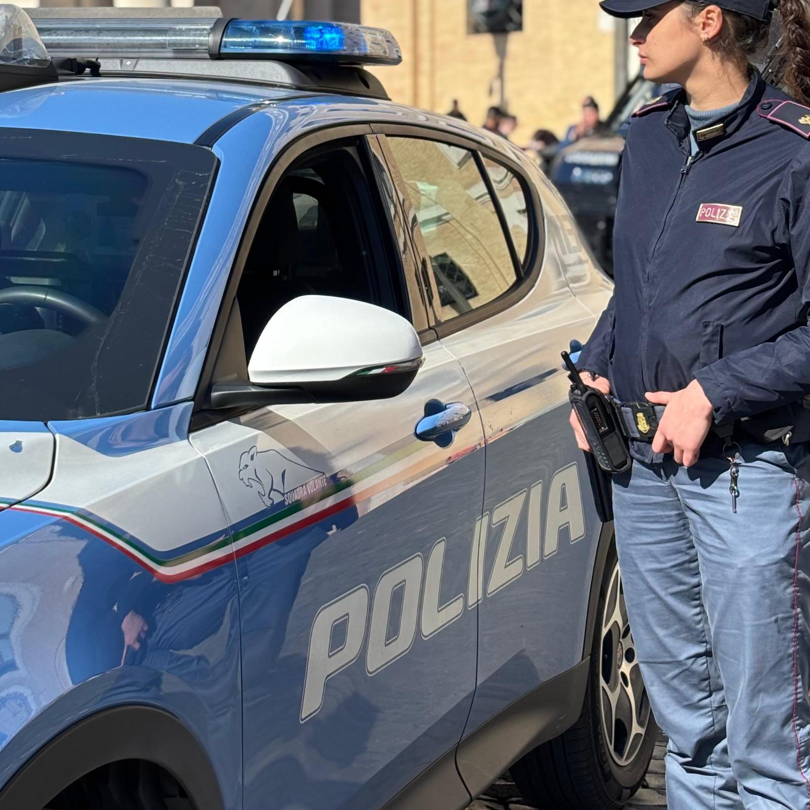 Roma – Ruba un aspirapolvere da 700 euro e incrocia una volante della Polizia mentre scappa con l’elettrodomestico in mano