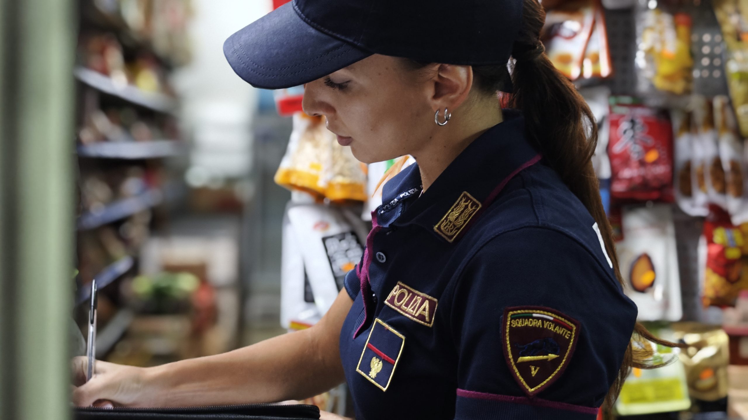 Roma – Stretta sui minimarket: tra surgelati e ortofrutticoli sequestrati 14 kg di prodotti alimentari irregolari (VIDEO)
