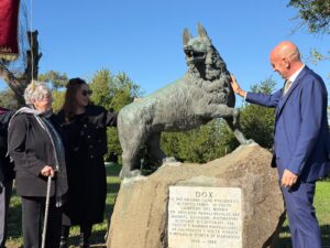 Una statua per Dox, il cane poliziotto famoso nel mondo