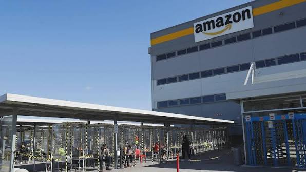Magazziniere di 25 anni muore nello stabilimento Amazon di Roma