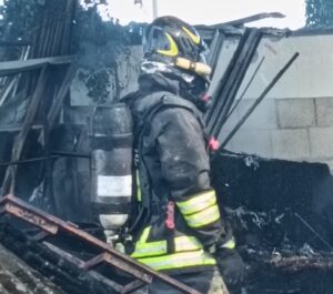 Cerveteri, vasto incendio divora un capannone pieno di fieno: case e animali in pericolo (FOTO)