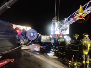 Notte da incubo sul viadotto tra Montoro e Orte: Tir sfonda le barriere e resta sospeso nel vuoto. Autista estratto vivo per miracolo (FOTO)