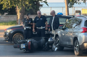Civitavecchia – Scontro auto-scooter sul lungomare, ambulanza sul posto