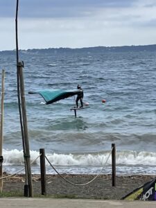 Anguillara – Raffiche di vento troppo forti lo sbalzano contro un palo, kitesurfer gravissimo al Gemelli