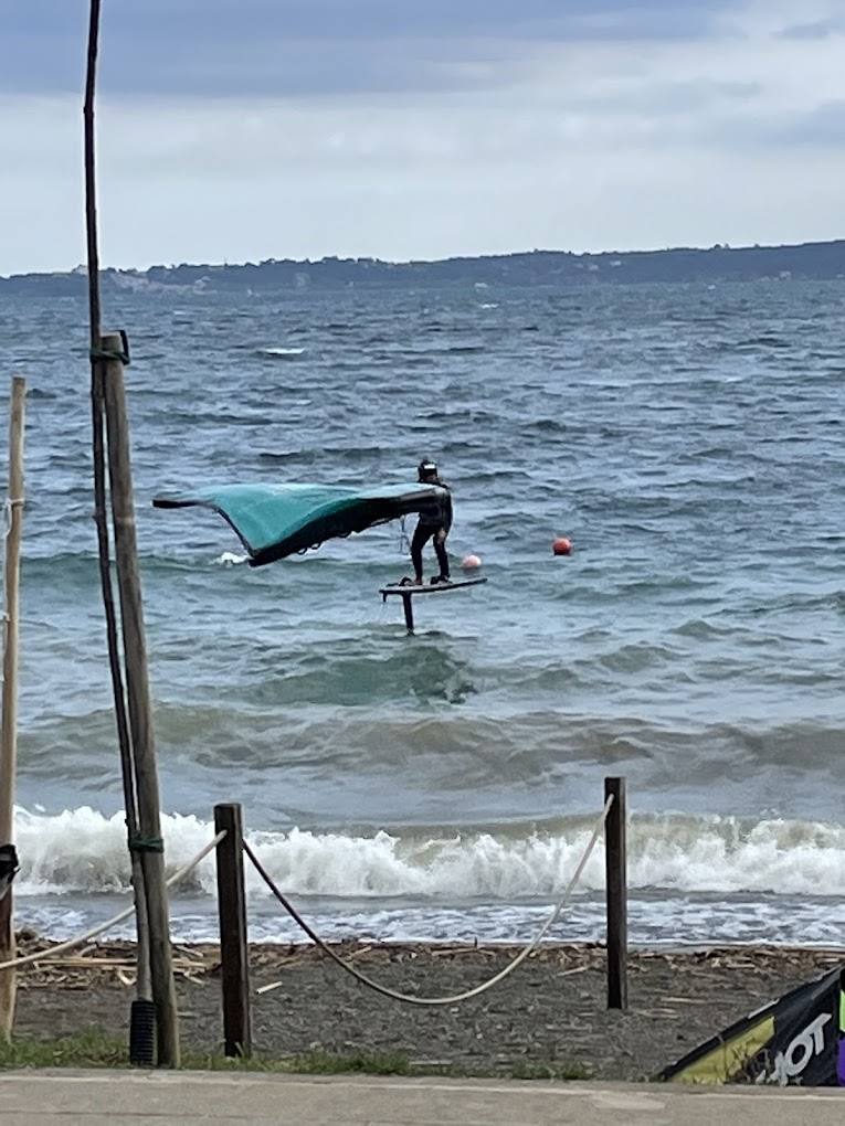 Anguillara – Raffiche di vento troppo forti lo sbalzano contro un palo, kitesurfer gravissimo al Gemelli