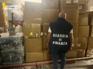 Maxi blitz della Finanza pontina: sequestrati 4,6 milioni di articoli illegali. Dal deposito abusivo di e-cig al finto lusso sui social