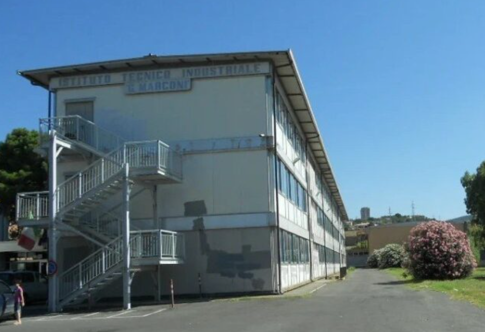 Topi morti, cavi scoperti e pioggia in classe: sciopero al Marconi. L’ira di Azione Studentesca: “Gualtieri ha abbandonato Civitavecchia”