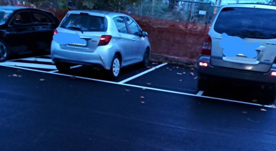 Montalto di Castro – “Parcheggi lillipuziani” alla stazione, bufera sui nuovi stalli. Il M5S: “Lavori lasciati alla buona?”