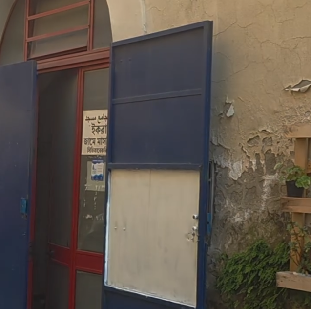 Moschea abusiva a Civitavecchia, l’influencer Carabella pubblica il video completo del blitz: “Sindaco, qui non c’è niente di regolare”