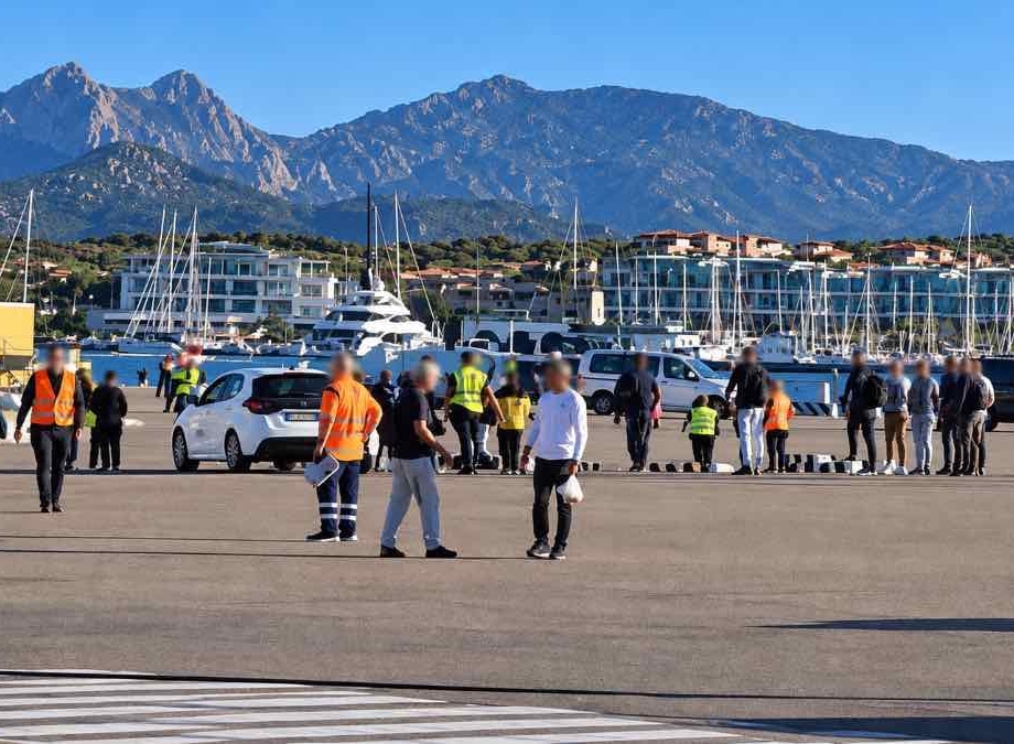 Olbia, i portelloni si alzano all’ultimo secondo: respinto l’imbarco di 30 migranti senza biglietto