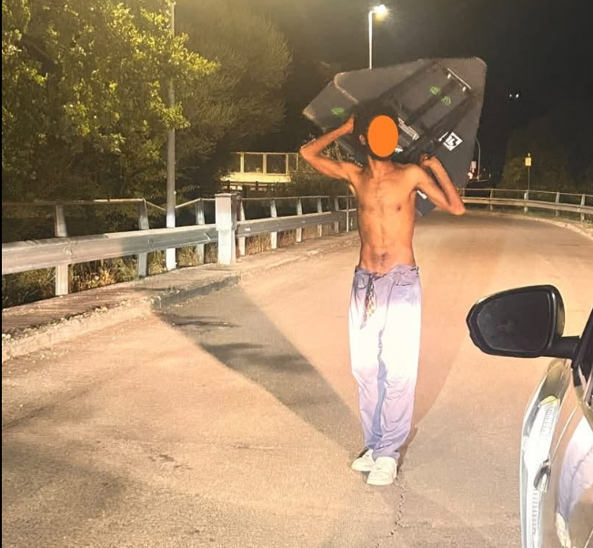 Follia fuori dalla stazione di Orte: a torso nudo brandisce un cartello stradale contro le auto dei pendolari