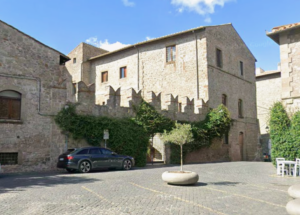 A Viterbo Piazza San Carluccio rinasce, fine del degrado a San Pellegrino: consegnati i primi alloggi popolari. Frontini: “Bentornati a casa”