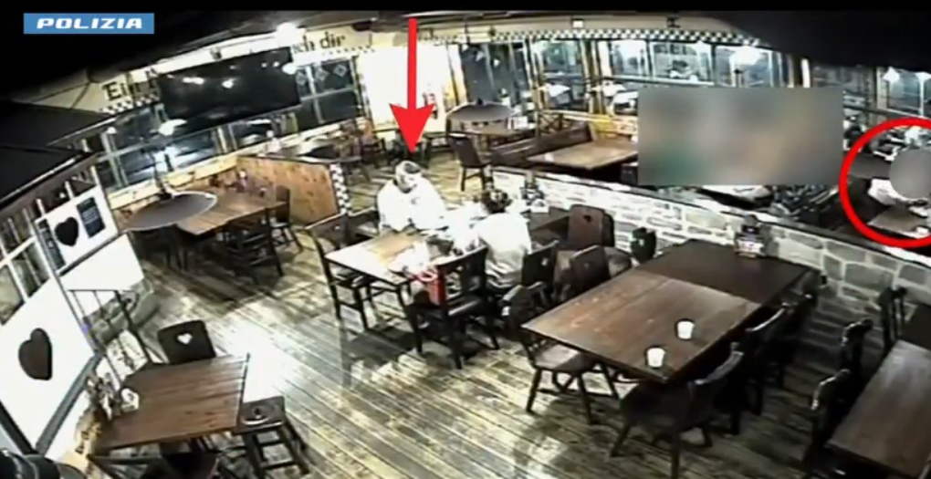 Bimba rischia di soffocare al tavolo del pub: provvidenziale la manovra salvavita di un poliziotto fuori servizio