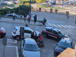 Rissa tra stranieri davanti alle Poste centrali a Viterbo: schiaffi e pugni sotto gli occhi dei figli. Arrivano carabinieri e 118 (FOTO)