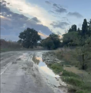 Tarquinia – Fango, crateri e silenzio istituzionale: la provinciale “Roccaccia” si trasforma nell’ennesima trappola di melma (VIDEO)