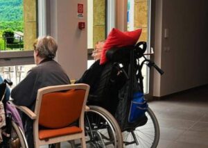 Uccide il cugino disabile ricoverato in Rsa con un bombolone alla crema, arrestato a Reggio Emilia