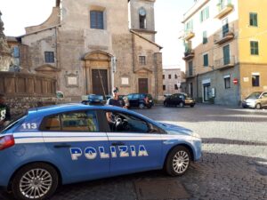 Viterbo, getta la cocaina nei rifiuti per sfuggire alla polizia: bloccato a San Faustino. Tre arresti per droga