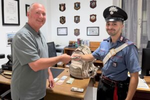 Dimentica lo zaino con oltre 2mila dollari sul treno Civitavecchia-Roma, cittadino onesto e Carabinieri compiono il miracolo