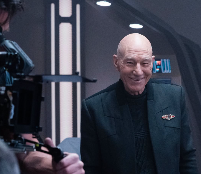 L’ultimo viaggio verso le stelle: addio a Sir Patrick Stewart, il capitano che ci ha insegnato l’umanità