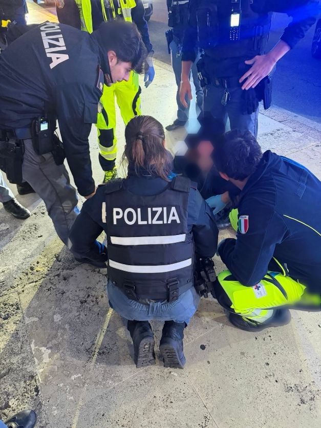 Uomo tenta il suicidio sul cornicione di Ponte Duca d’Aosta, lo salvano i poliziotti Ilaria e Giuseppe